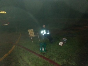 …natürlich auch nachts, hier Timo Winter bei der nächtlichen Aufgabe, die Pumpe zu bedienen und die Situation zu beobachten. 