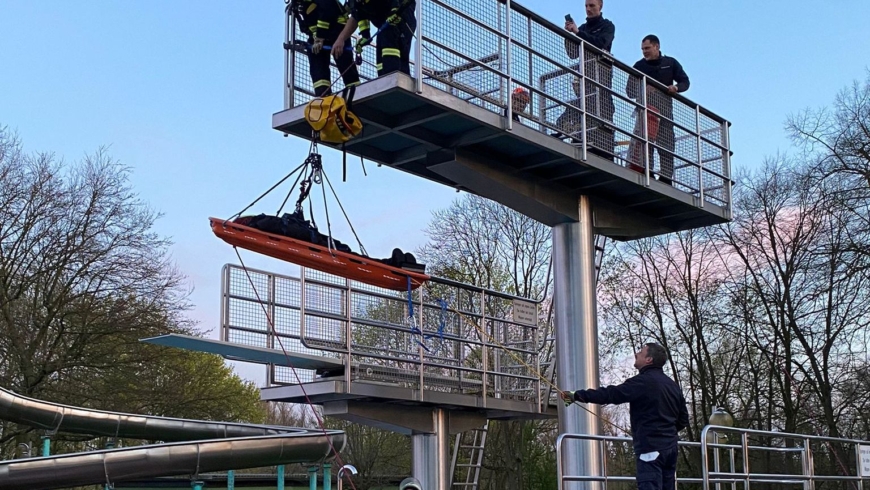 Gruppe Absturzsicherung übt im BegaBad