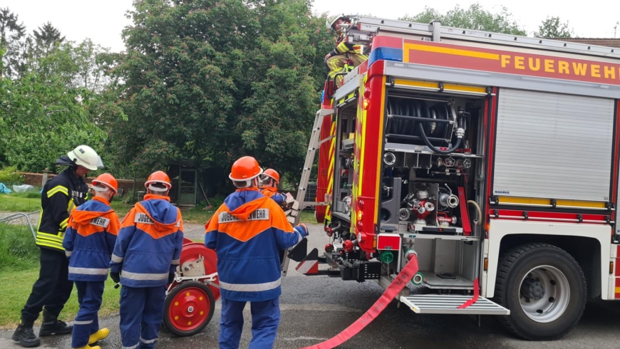 Jugendfeuerwehr übt Menschenrettung auf Hof in Ehrsen-Breden