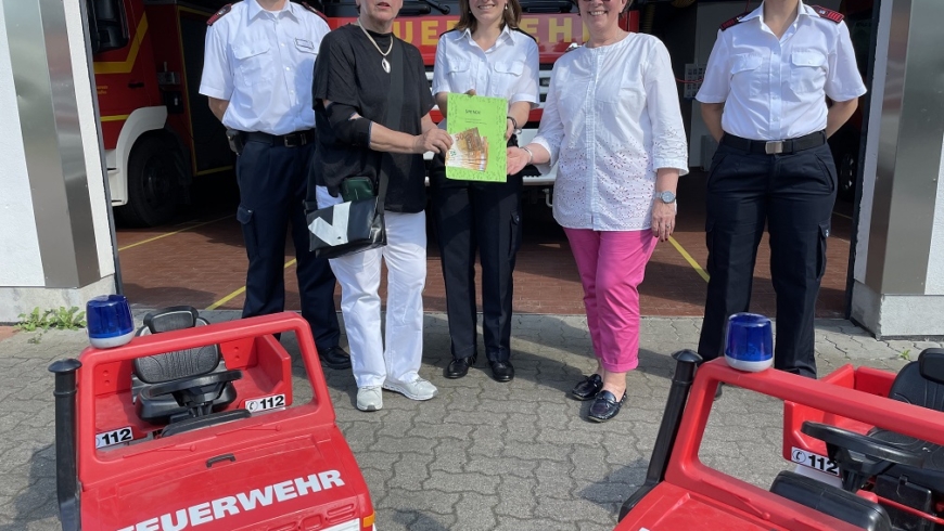 „Shoppingtour mit Nachhaltigkeit“ spendet an Kinderfeuerwehr