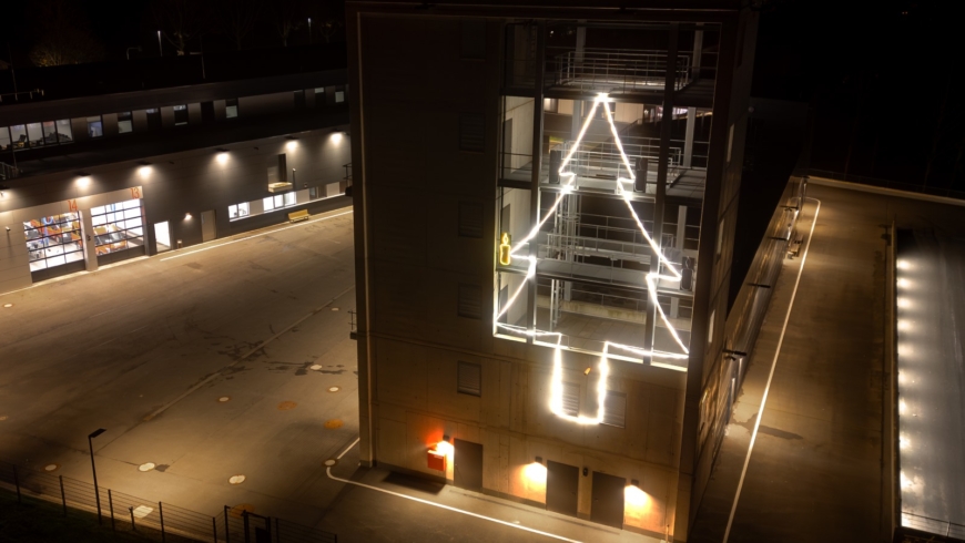 15 Meter großer Feuerwehr-Tannenbaum überstrahlt Übungsturm
