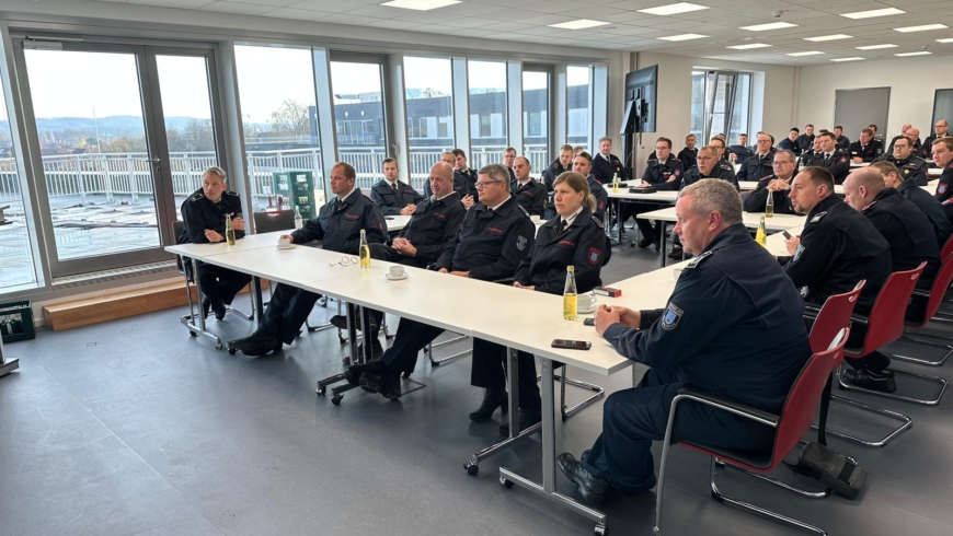 Feuerwehr-Führungskräfte bringen sich auf den neusten Stand