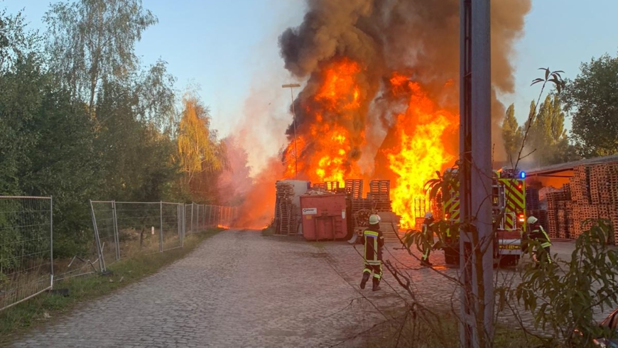 EB 439 „Feuer 4 – Brennt Lagerhalle“ OT Schötmar