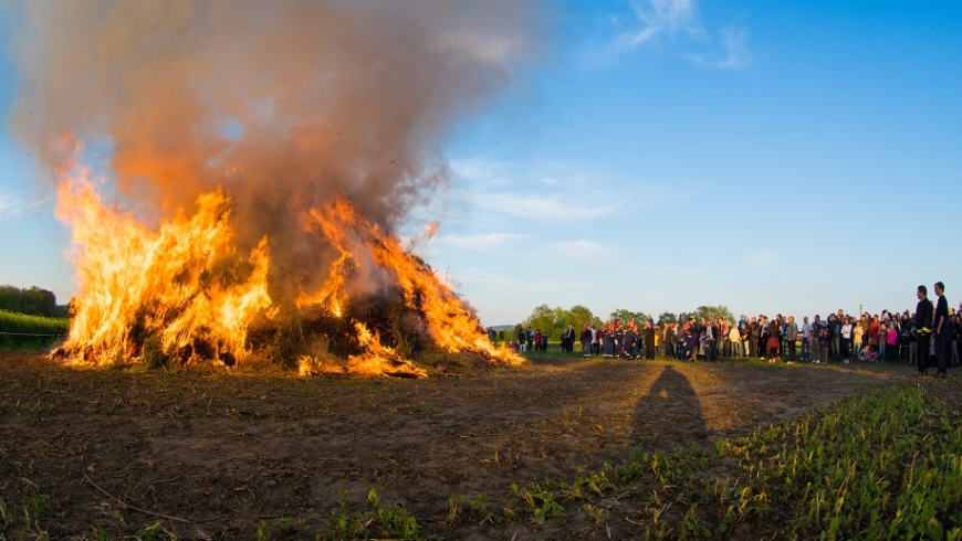 Infos zu unseren Osterfeuern 2024 / Anlieferung von Baum- und Strauchschnitt in Ahmsen