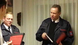 Die Löschgruppe bedankt sich bei Marc Frodermann und Ingo Büschemann für die geleistete Arbeit mit aus Schlauchmaterial gefertigten Notizmappen.