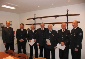 Von links nach rechts: Stellvertretender Löschgruppenführer Wüsten Rüdiger Böke, Löschgruppenführer Wüsten Ralf Mensenkamp, Heinz-Gerhardt Dethard, Günther Augustin, Wilfried Prüßner, Gustav Begemann, Leiter der Feuerwehr Rüdiger Dittmann
