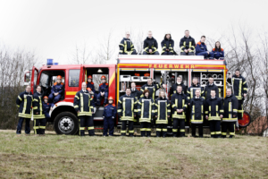 Im Gerätehaus Kirchheider Straße 28a ist die Löschgruppe Wüsten stationiert. Zum Übungsdienst treffen sich die aktiven Kameradinnen und Kameraden alle 14 Tage dienstags um 19:30 im Gerätehaus Wüsten.