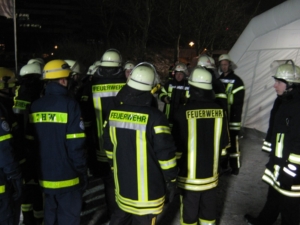 Das Personal des BHP 50 steht zum Transport der Verletzten in die Behandlungszelte bereit! 