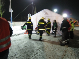 Die Verletzten werden von der Dekon in die Behandlungszelte gebracht. 