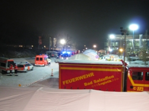 Der Behandlungsplatz ist aufgebaut und beleuchtet – ganz hinten die Dekon, davor drei Behandlungszelte. Die Gasse ist für die RTWs vorgesehen.