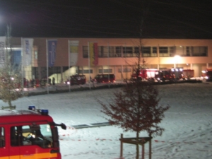 Der von hier aus gesehen rechte Bereich und die dahinter liegende Parkplatzfläche ist für die Einheiten der Feuerwehr vorgesehen.