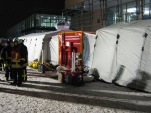Eine Nahaufnahme der Dekonzelte mit Container. 