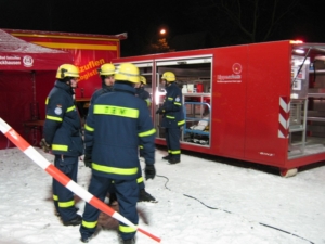 Der Container MANV ist bereits ziemlich leer geräumt – die Zelte sind ausgestattet worden. 