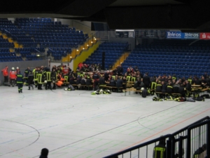 Nach Versorgung und Abtransport der Verletzten gab es noch eine kleine Stärkung in der Lipperlandhalle. 