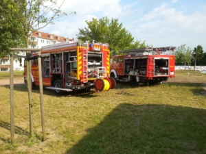 Hier das LF 10/6 aus Wülfer-Bexten (links) und das LF 16 / TS aus Helpup bei dere Stromversorgung der Tauchpumpen.