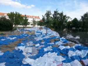 Hier ein Teil des fertigen Sandsackdammes. Das Wasser ist bereits stark zurückgegangen. 