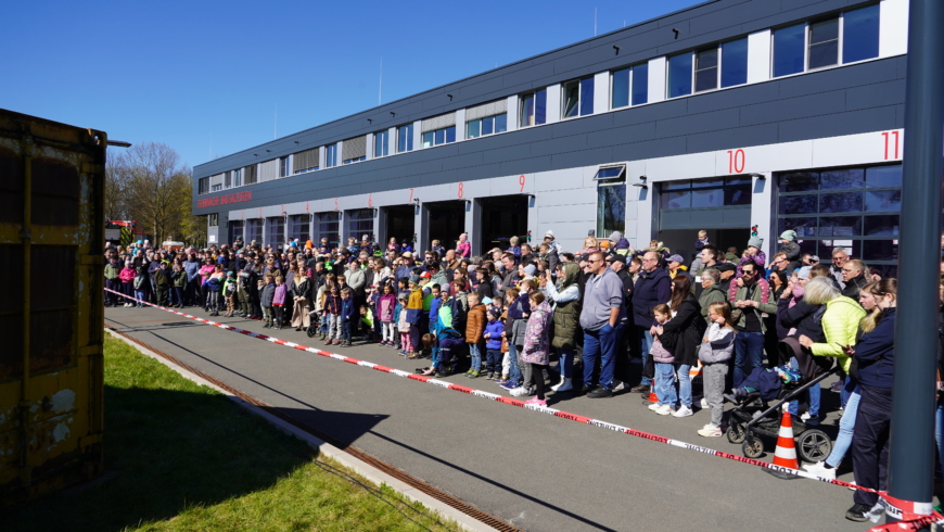 12.000 Besucher erobern die Feuerwache – Tag der offenen Tür zieht die Massen ins neue Domizil der Wehr an die Lockhauser Straße