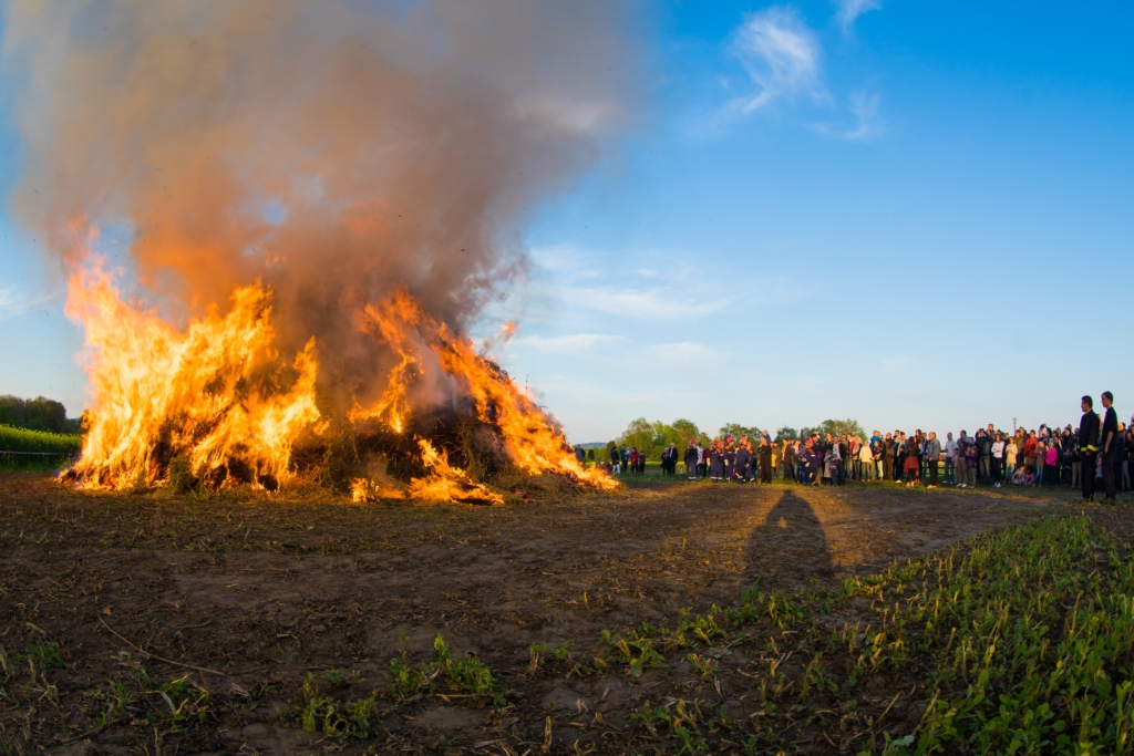 Infos zu unseren Osterfeuern 2026 - Anlieferung von Baum- und Strauchschnitt