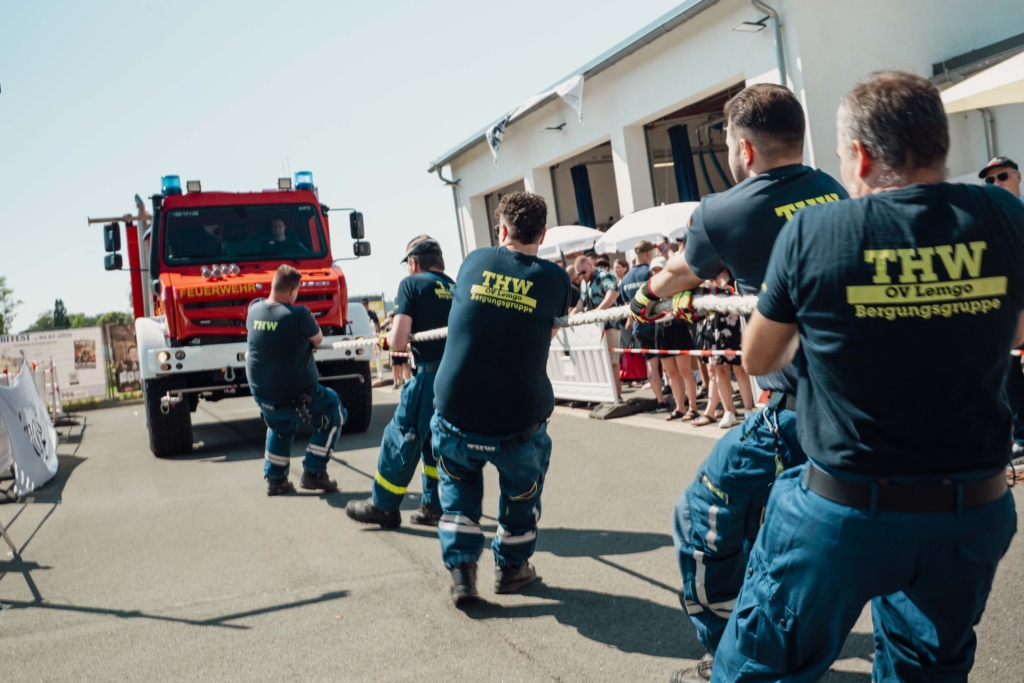 Schwitzen, Ziehen, Jubeln: Hitzeschlacht beim 3. Mog-Pulling der Löschgruppe Wüsten!