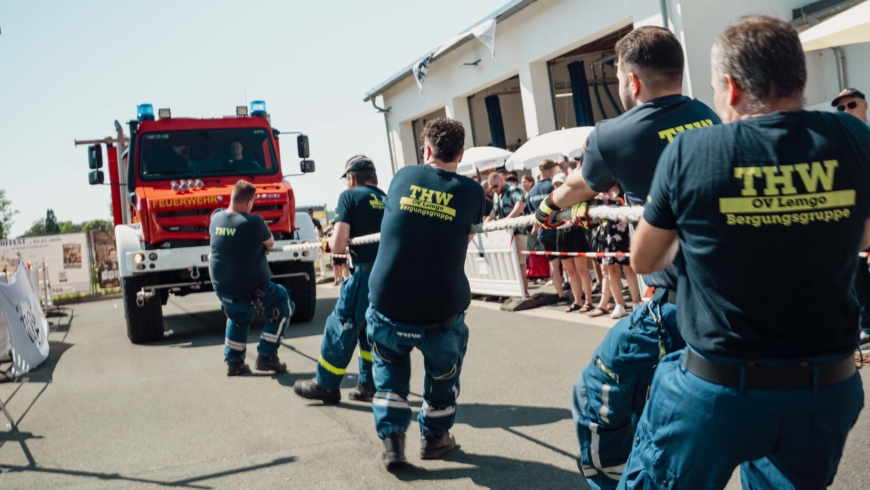 Schwitzen, Ziehen, Jubeln: Hitzeschlacht beim 3. Mog-Pulling der Löschgruppe Wüsten!