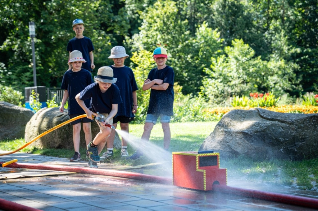 150 Nachwuchsbrandbekämpfer entern beim 3. Kreiskinderfeuerwehrtag den Kurpark