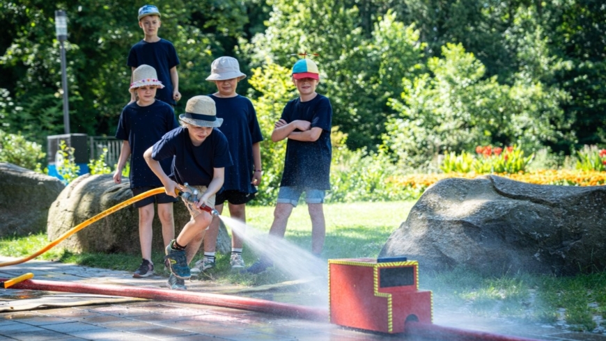 150 Nachwuchsbrandbekämpfer entern beim 3. Kreiskinderfeuerwehrtag den Kurpark